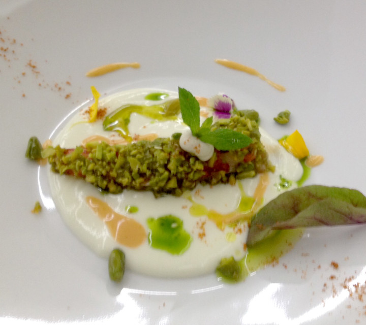 Gambero rosso crudo al pistacchio tostato, su salsa di burrata